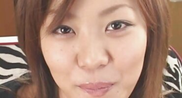 phim sex ngực lép Anh ta ôm cô gái tóc nâu trước mặt bạn gái của mình. phim sec bo chong nang dau